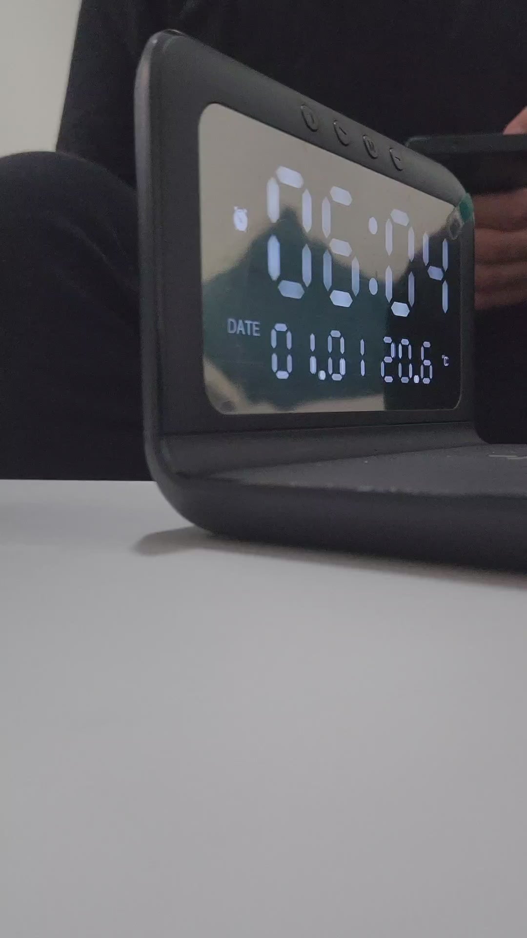 Reloj Digital Cargador Inalambrico De Celular Alarma Calenda Negro